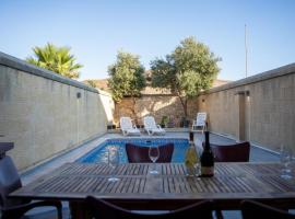 Lighthouse Accommodations - Ta' Clive Farmhouse, cheap hotel in Il-Wilġa