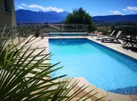 Studio Bellevue appart indépendant rénové 2024 piscine parking proche centre Annecy、Poisyのスキーリゾート