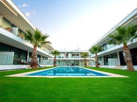Luxe nieuwbouw penthouse op 600 m van het strand!, Hotel in Los Nietos