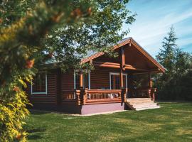 Strathisla - Luxury Two Bedroom Log Cabin with Private Hot Tub & Sauna, hotel with parking in Berwick-Upon-Tweed