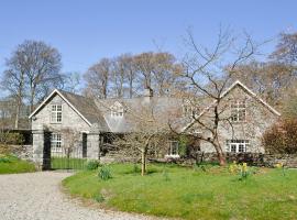 Crogen Coach House - Oqr, hotel in Llandrillo