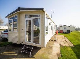 Beautiful 8 Berth Caravan For Hire At Sand Le Mere In Yorkshire Ref 71017j, hotel in Tunstall