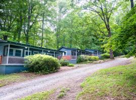 Foggy Bottom Cabins, hotel with parking in Pisgah Forest