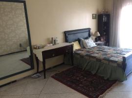 Room in Guest room - Property located in a quiet area close to the train station and town, hotelli kohteessa Casablanca