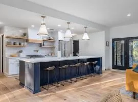 Amazing Modern Farmhouse Retreat w/ 2 Suites