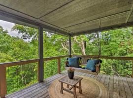 Cozy Clayton Cabin with Deck and Mountain Views!, feriehus i Clayton