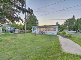 East Tawas Cabin with Lake Huron Access and Views, hótel í East Tawas