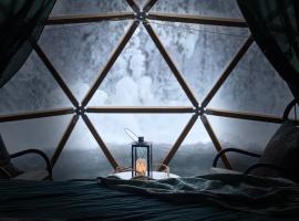 Aurora Igloo Fireplace-heated Tents in a secret forest with private Jacuzzi and shared sauna bathroom and dog friendly, luxusní stan v destinaci Rovaniemi