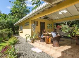 Casa Mariposa 2 BR in Playa Chiquita, hotel in Punta Uva