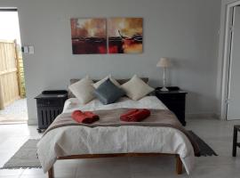 Silver Oaks Airbnb, hotel near West Coast Fossil Park, Langebaan