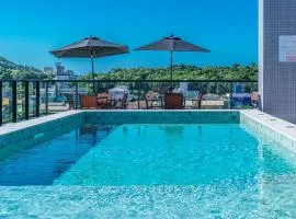 Adra 304 - Apartamento no centro de Bombinhas - Rooftop com piscina e academia - À poucos metros da praia - (Consultar serviços de roupas de cama e banho)