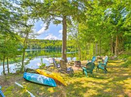 Dreamy Bucksport Hideaway on Freshwater Pond! – hotel z parkingiem w mieście Dedham