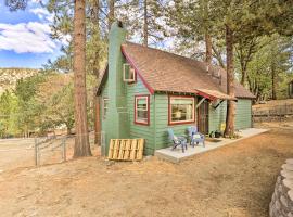 Wrightwood Cabin with Cozy Interior!，賴特伍德的飯店