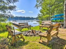 Outdoor Lovers Paradise with Dock and Fire Pit!, hotel di Woodruff