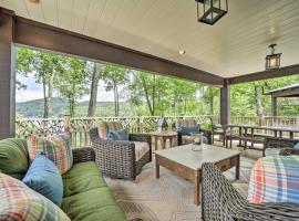 Scenic Cashiers Home with Deck and Lake Glenville View, hotel in Cashiers