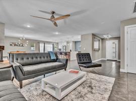 Quiet Contemporary Executive 4BD, 3BA Estate with Pool, villa in Tempe