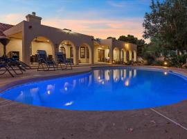 Ranch style villa with pool and spa، فندق سبا في لاس فيغاس