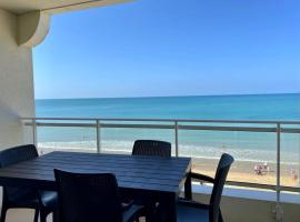 Appartement avec balcon-terrasse, parking privatif et accès plage à Longeville-sur-Mer - FR-1-336-28, hotel en Longeville-sur-Mer