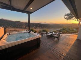 Ultimate Winery Getaway With Spa And Amazing Hilltop View, hotel in Temecula