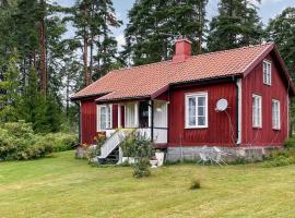 Amazing Home In ml With Wifi And 1 Bedrooms, semesterboende i Åmål