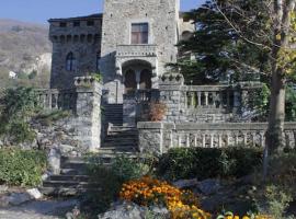 Romantic Italian Castle at the foot of the Alps, hotel with parking in Settimo Vittone