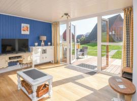 Foxes Sea Side Retreat Deluxe Chalet is a lovely holiday home tucked away on the Kent Coast, hotel di Kingsdown