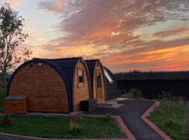 Hedgehog Glamping Pod School House Farm, kemping Leightonban