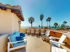 Pacific Paradise #A: Beautiful 2-story condo near the beach w/rooftop deck, gas grill, ocean views