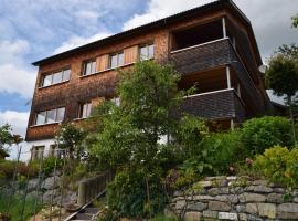 Ferienwohnung auf der sonnigen Südseite, hotel amb aparcament a Langenegg