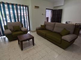 3Room 10pax SR Landed Comfy 5 Star Sofa&Bed 4 Parking, hotel em Seri Kembangan