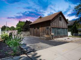 Quaint Riverfront Barn, hotel con estacionamiento en Kankakee