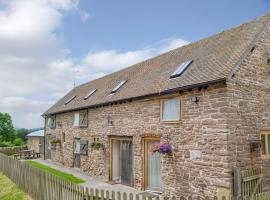 Stoke Court Farm Barn, hotel with parking in Clee Saint Margaret