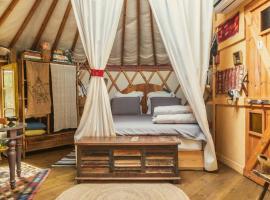 "היורט באבירים" מסע בזמן אל פשטות, שקט וחיבור לטבע, villa in Abirim