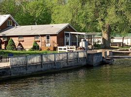 2,000 ft home on the St Lawrence, incredible views Canada, hot tub, holiday home in Ogdensburg