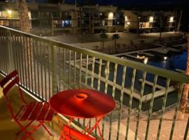 Private Oasis Condo with River views across from Laughlin, hotell sihtkohas Bullhead City