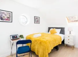 Solihull Studio by HS2 & NEC with SuperKing bed or 2 Single Beds plus Parking - Birmingham Contractor Stays