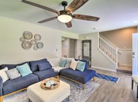 Walk to the Beach with Deck, Fireplace, BBQ Grill, Boat Ramp & Office, hotel in Chestertown