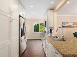 LOVELY 3 bedroom PORT MOODY spacious home 6 people free parking, hotel v destinaci Port Moody