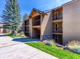 Tree Top Retreat, apartment in Bend