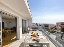 SOUTH-OF-FRANCE Magnifique T5 avec CLIM, terrasse 30 m2 vue sur mer et barbecue, parking, 40m de la plage, hotel in Carnon-Plage