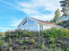 Cozy Home In Tvedestrand With House Sea View, feriebolig i Tvedestrand