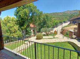Casa Rural Acebuche - Valle del Ambroz, Cáceres、Casas del Monteのホテル