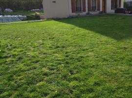 Agréable chambre double climatisée et salle d'eau privative dans maison de campagne: Le Mesnil-Théribus şehrinde bir ucuz otel