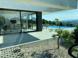 Villa White Lagoon, 6 guests, 2 bathrooms, heated private pool, amazing view, fully Equiped !, casă de vacanță din Alfeizerão