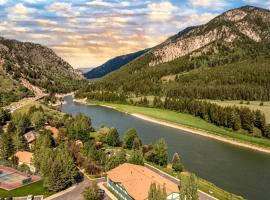 Flying Saddle Resort and Steak House, lodge in Alpine