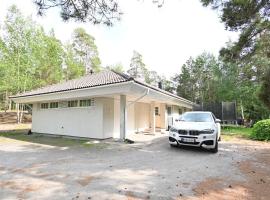 Spacious residential house, cabaña o casa de campo en Naantali