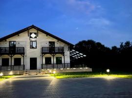 Casa cu Flori Maramures، فندق مع موقف سيارات في Chechiş