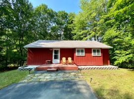 Escape to a 3-Bedroom Cabin in Lower Catskills، بيت عطلات في Woodridge
