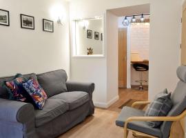 Chunal Apartment - Uk12958, hotell i Glossop