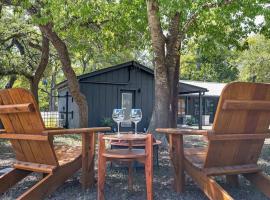 Relaxing Alpaca Ranch Mins from Downtown Wimberley, casa o chalet en Wimberley